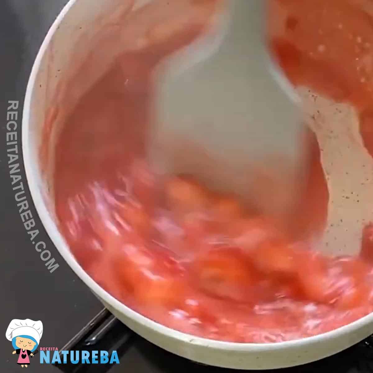 mexendo a geleia de morango fit sem açucar dentro da panela