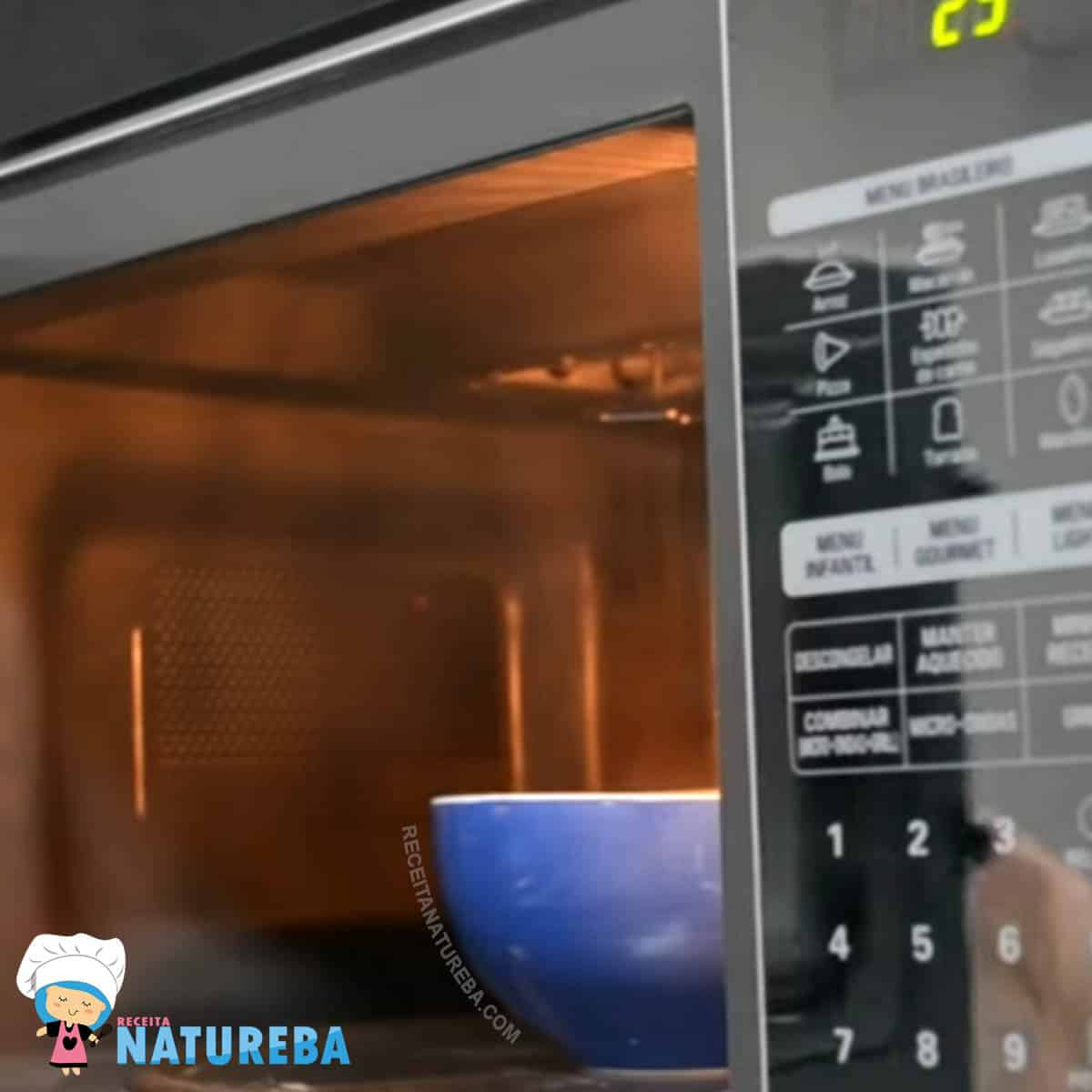 calda de chocolate fit sendo preparada no microondas