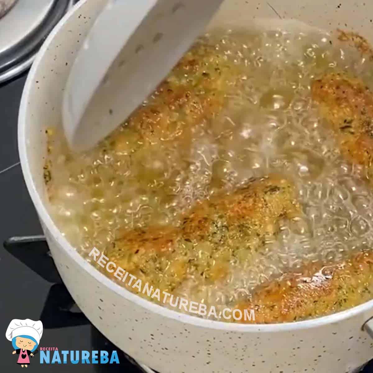 fritando o falafel em óleo quente