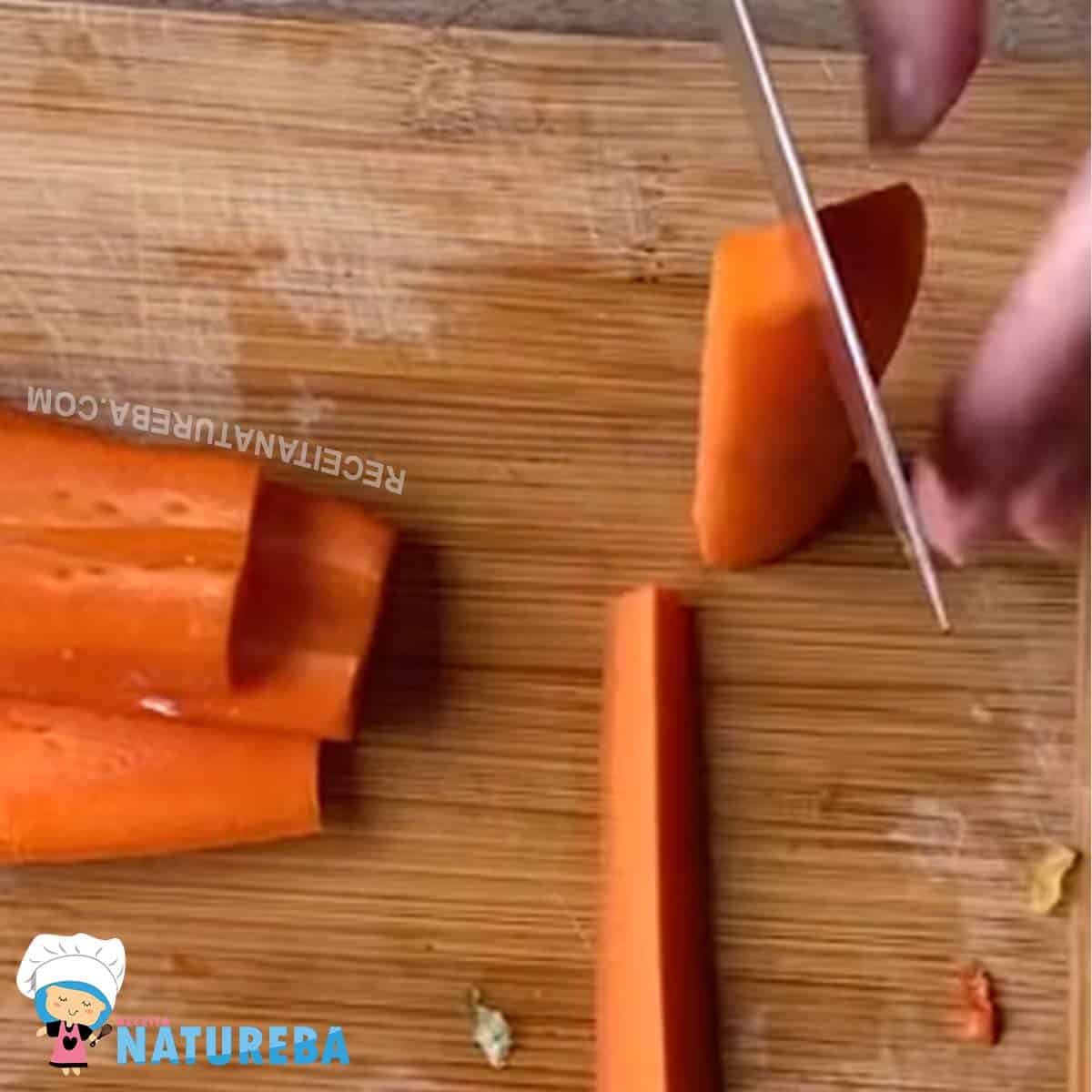 cortando a cenoura em tiras
