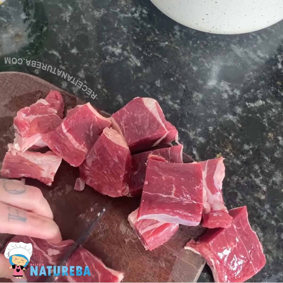 cortando carne seca em pedaços grandes