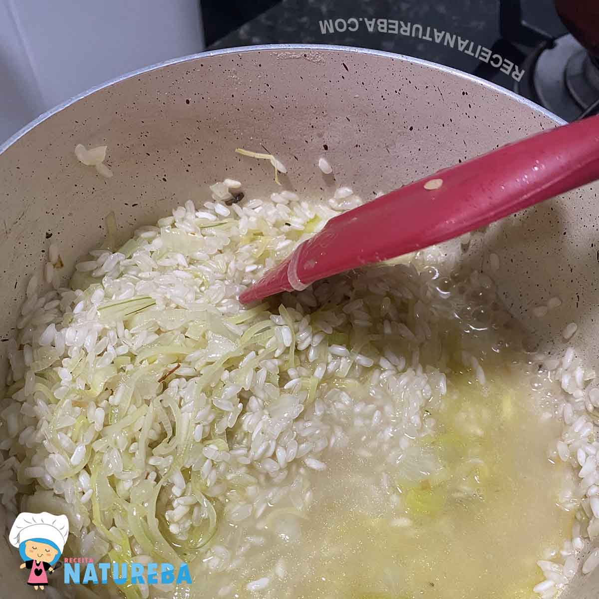 misturando arroz com caldo de legumes
