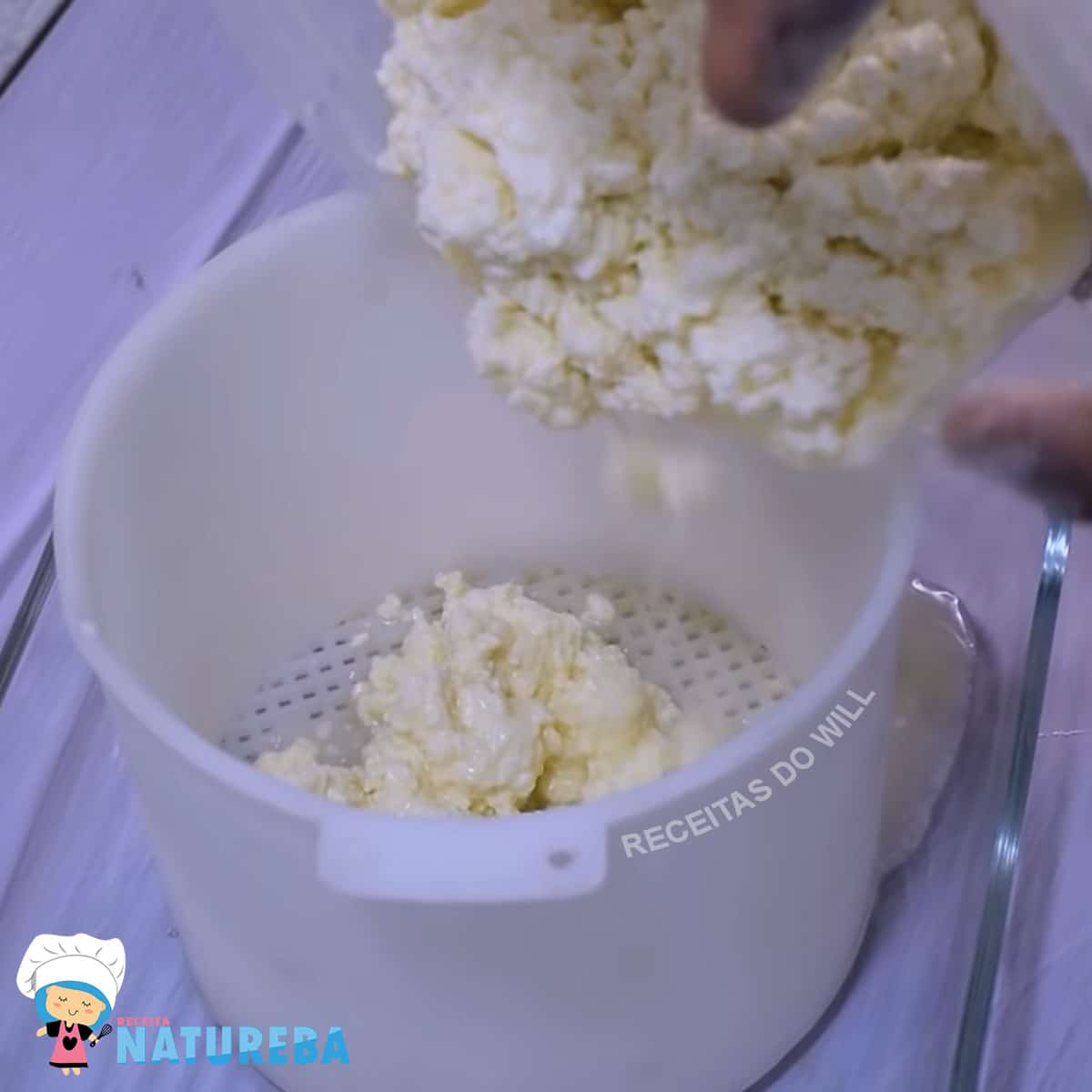 colocando a massa na forma de queijo