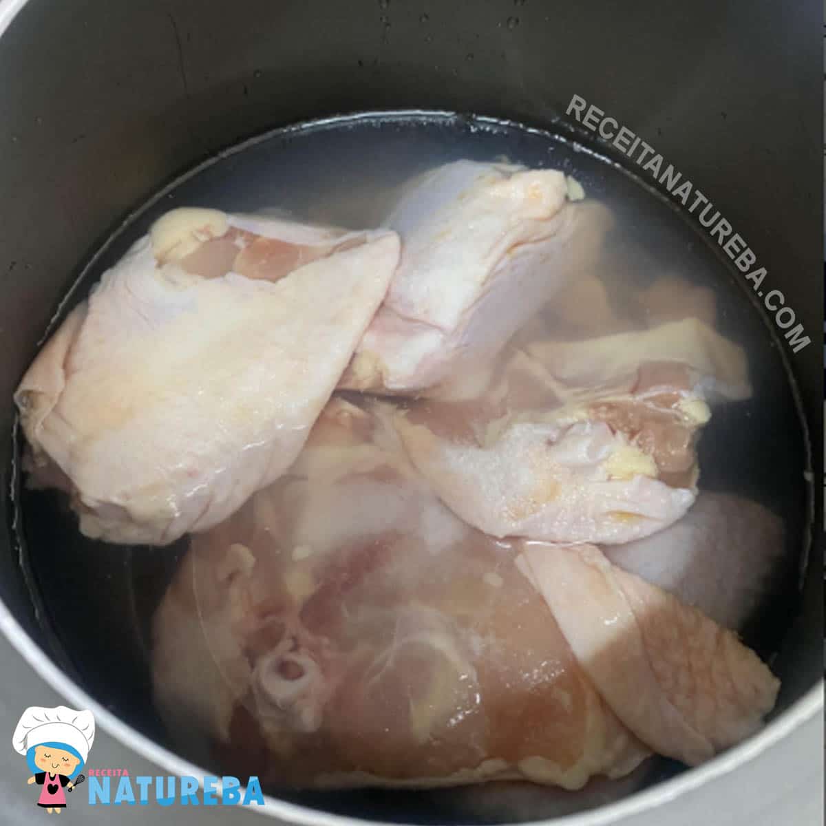 colocando o frango para cozinhar