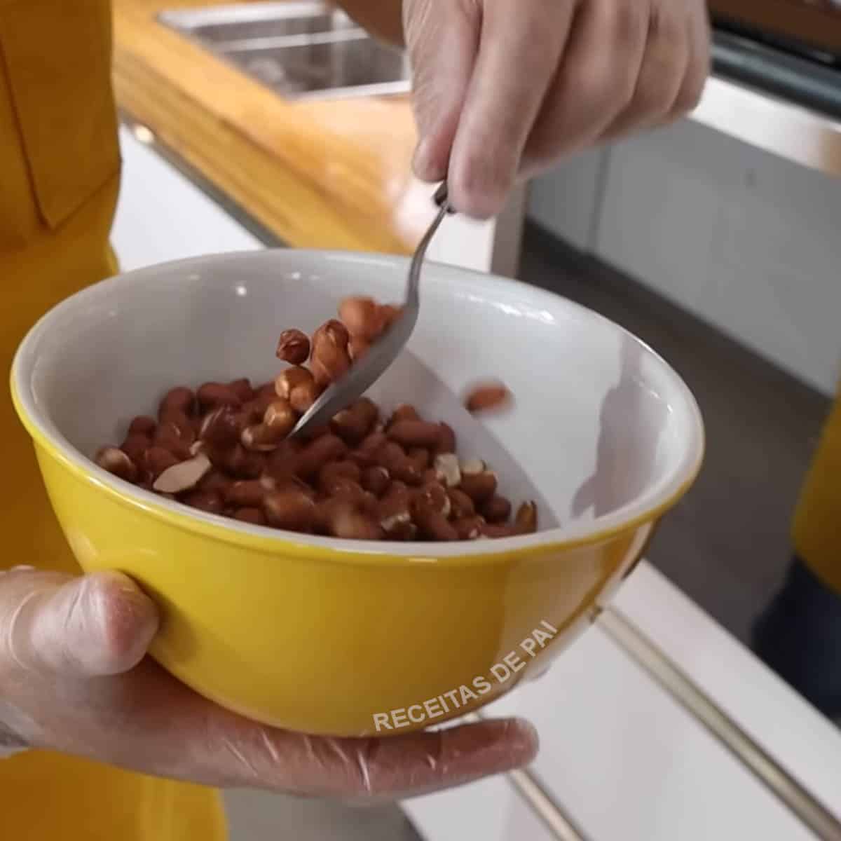 misturando o amendoim