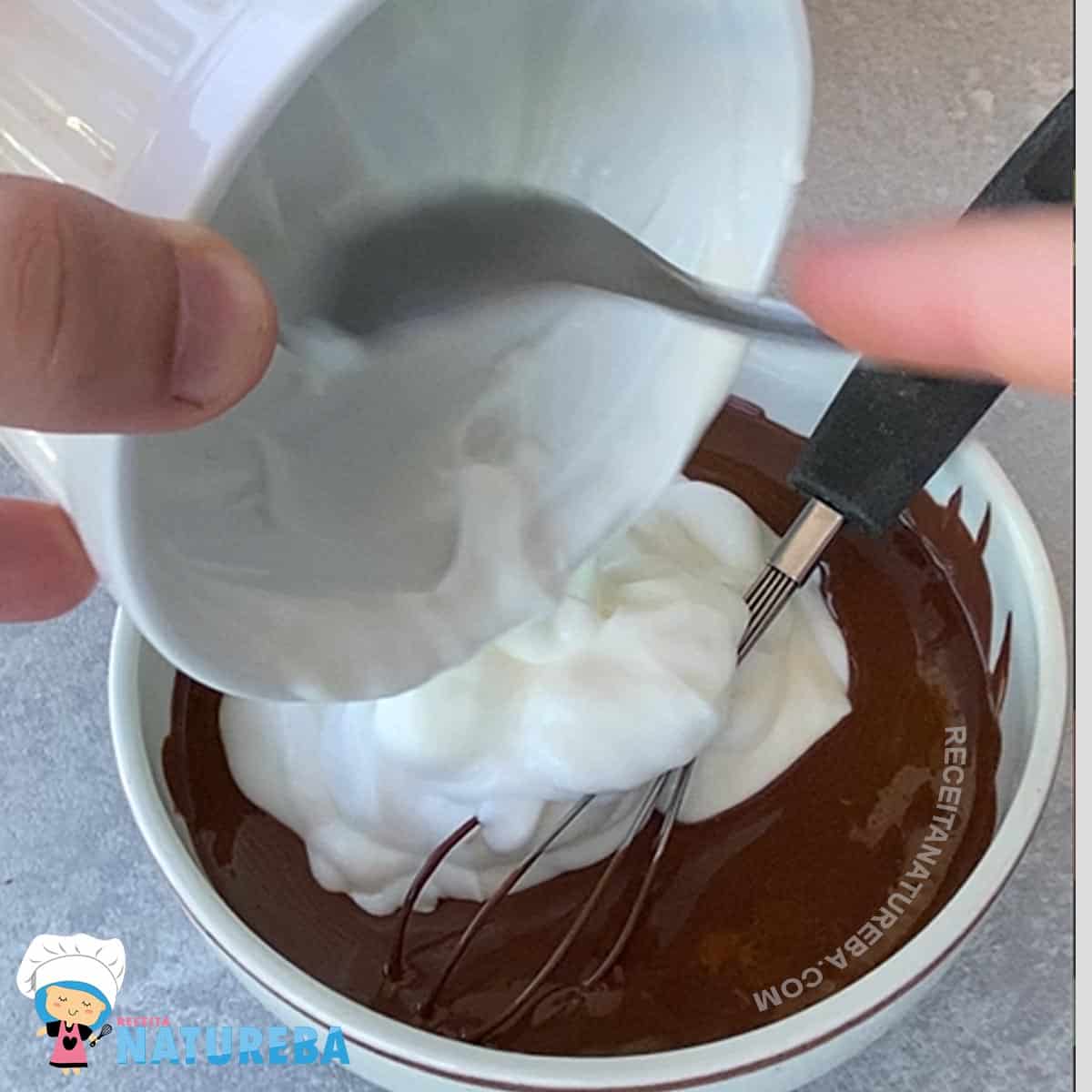 juntando o iogurte com o chocolate derretido