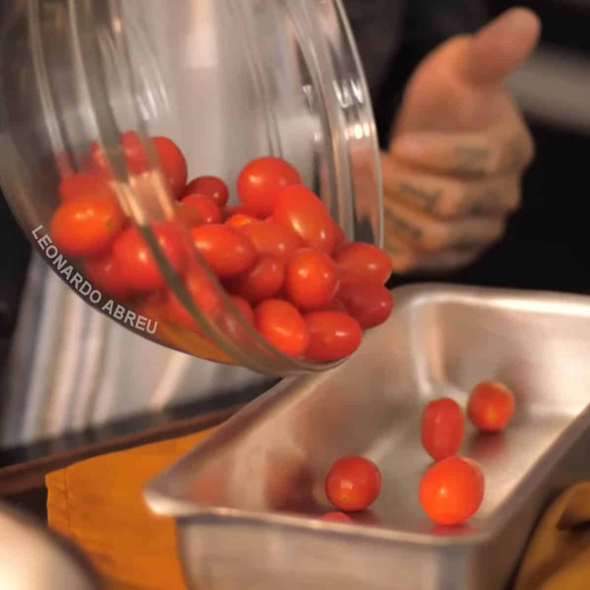 colocando tomates na assadeira