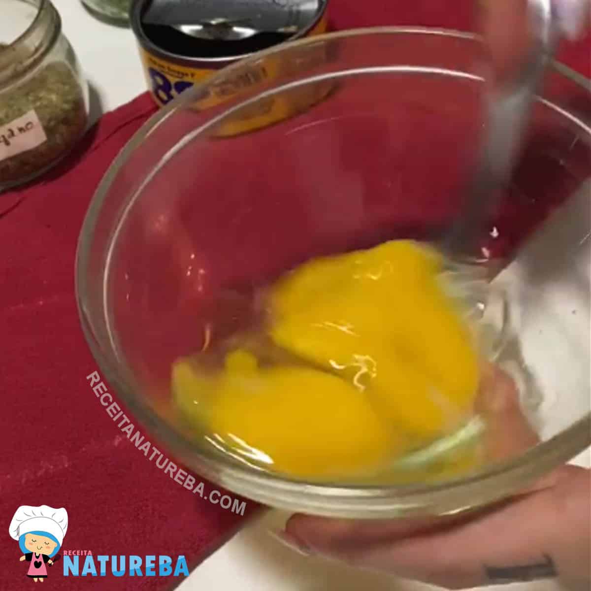 batendo os ovos para omelete de atum