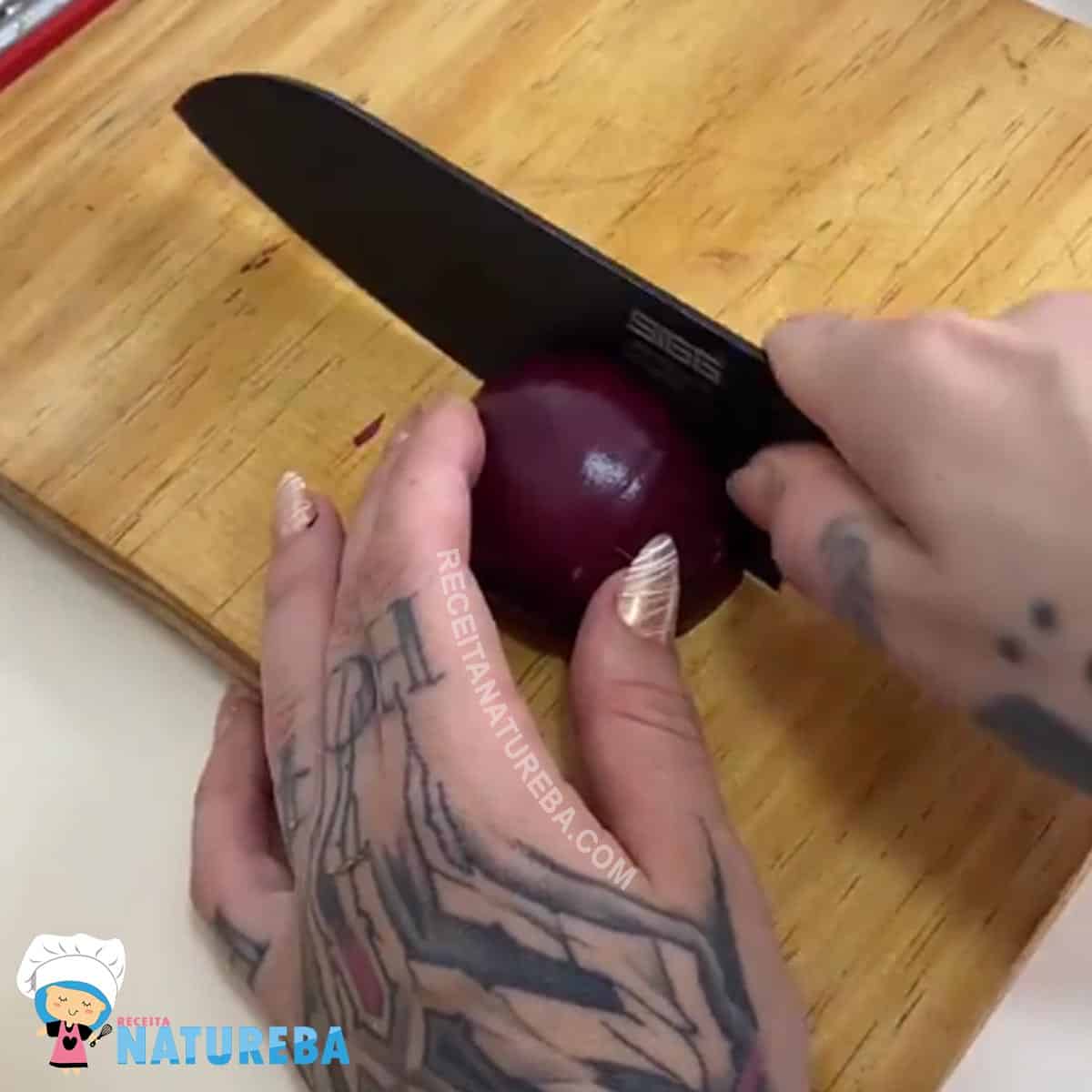 cortando cebola para file de tilapia