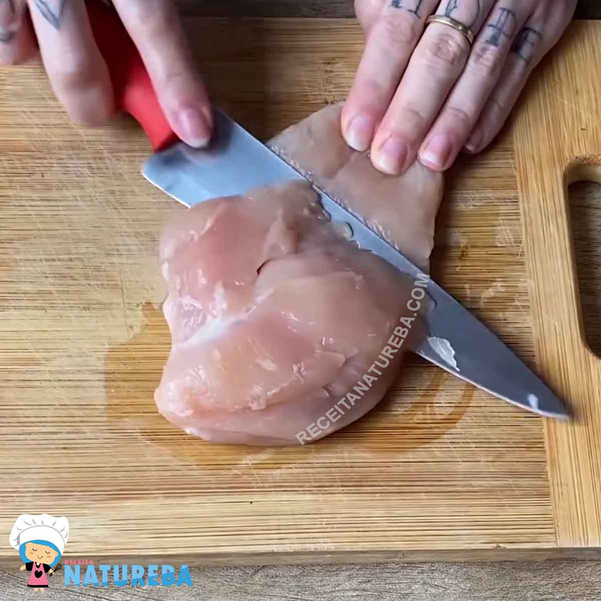 cortando peito de frango ao meio