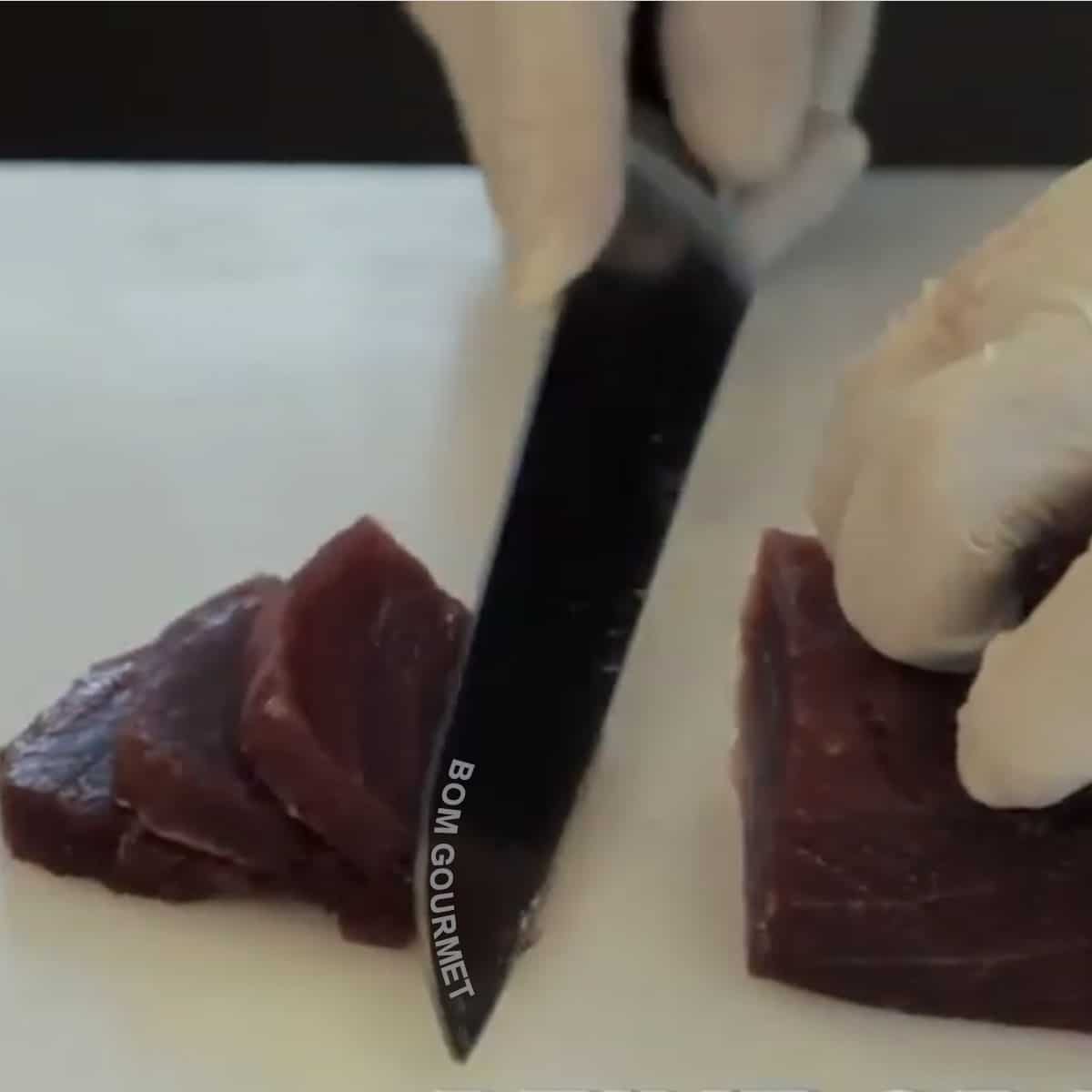 cortando sashimi de atum na vertical