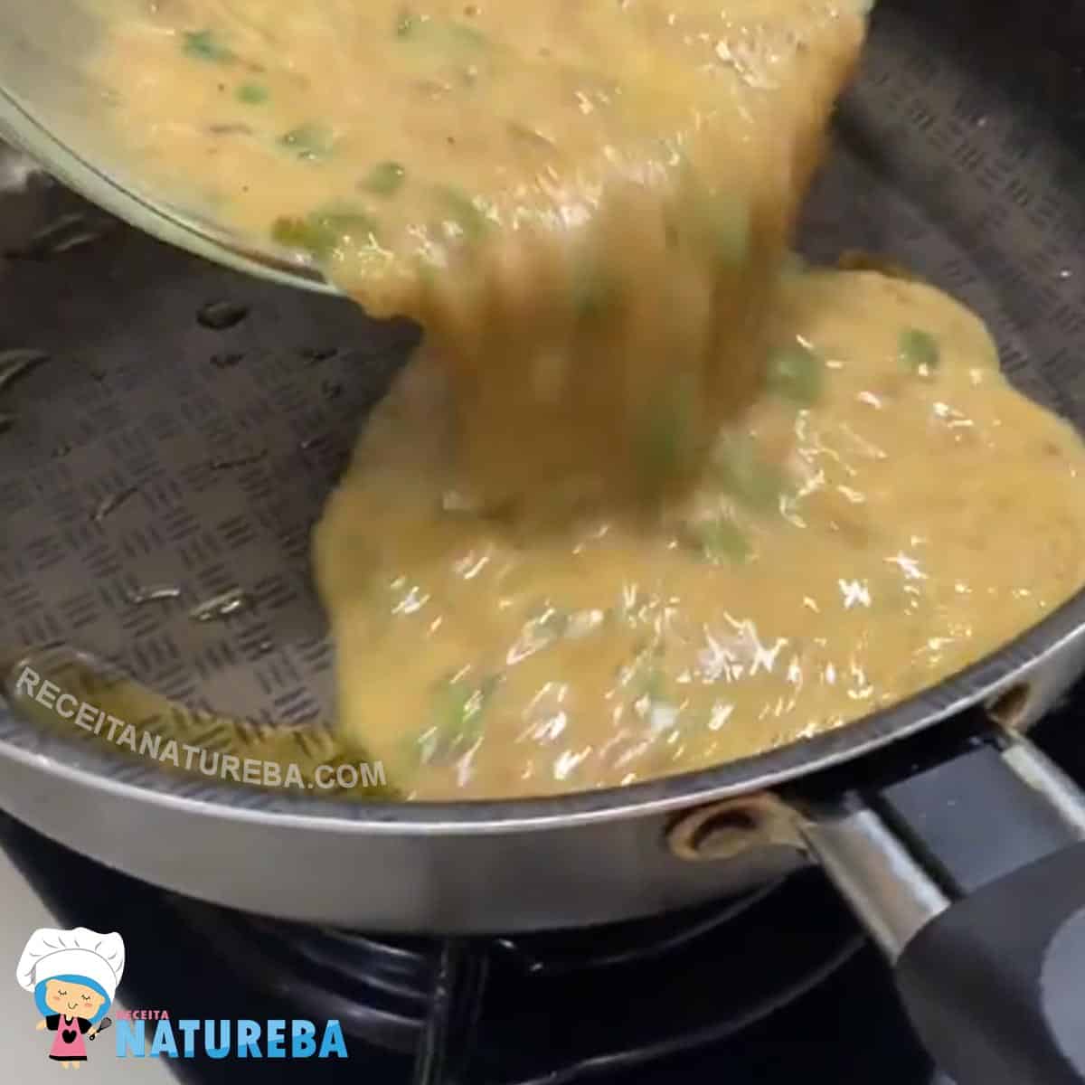despejando omelete de atum na frigideira