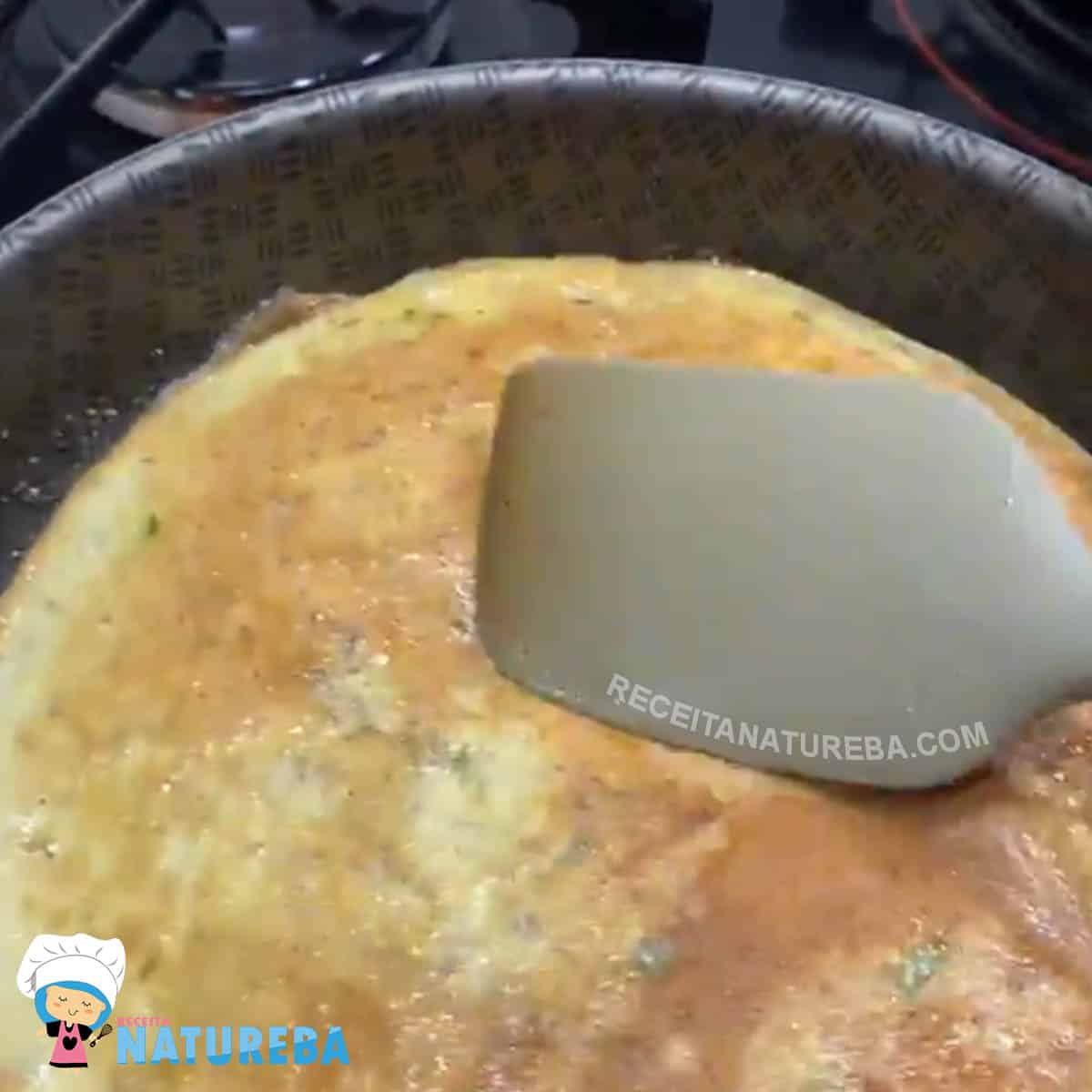 virando omelete de atum