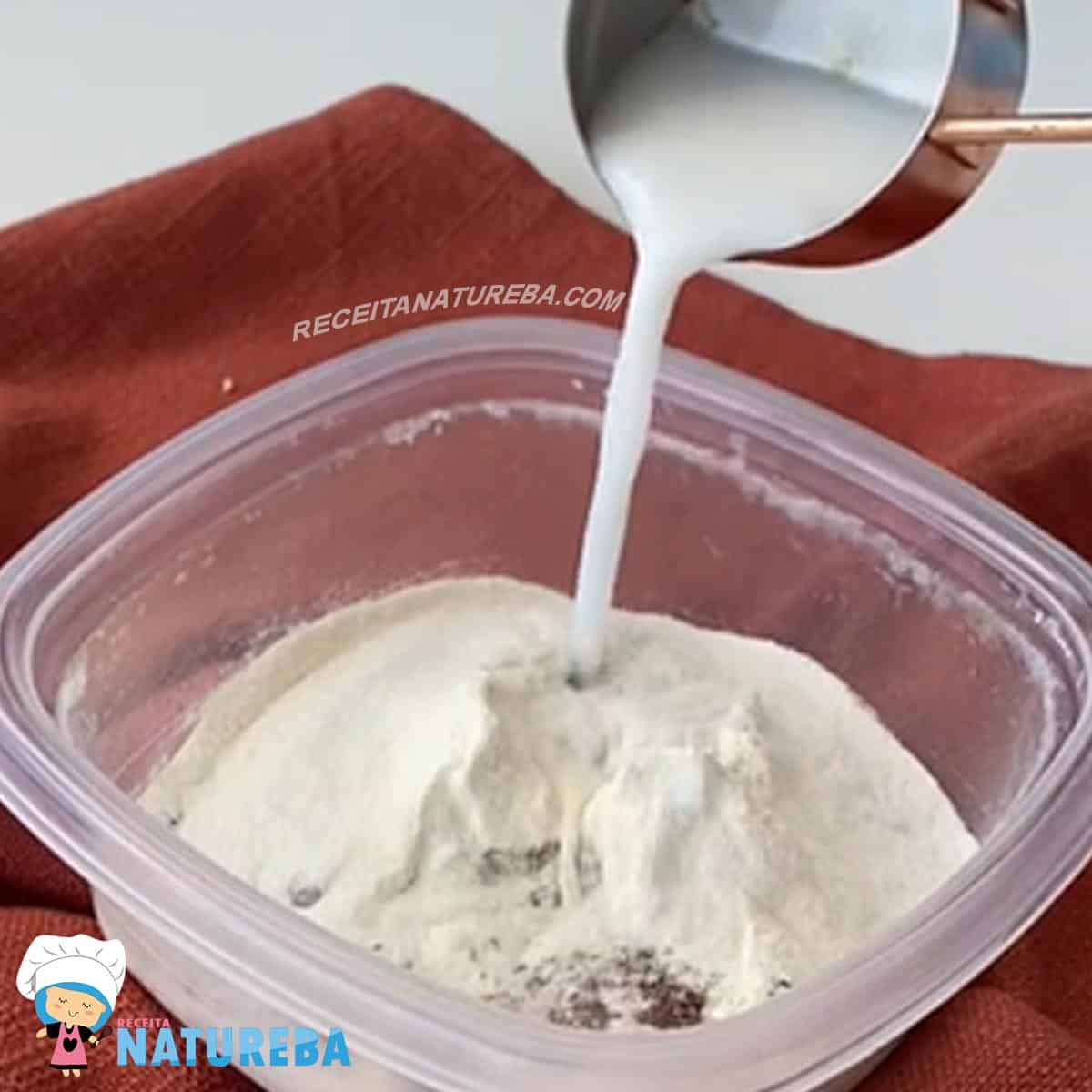 adicionando o leite na mistura dos ingredientes seco para o bolo de caneca sem leite