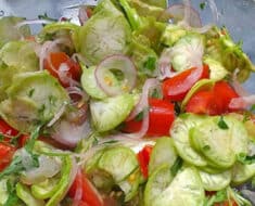 salada de jiló simples com tomate e cebola
