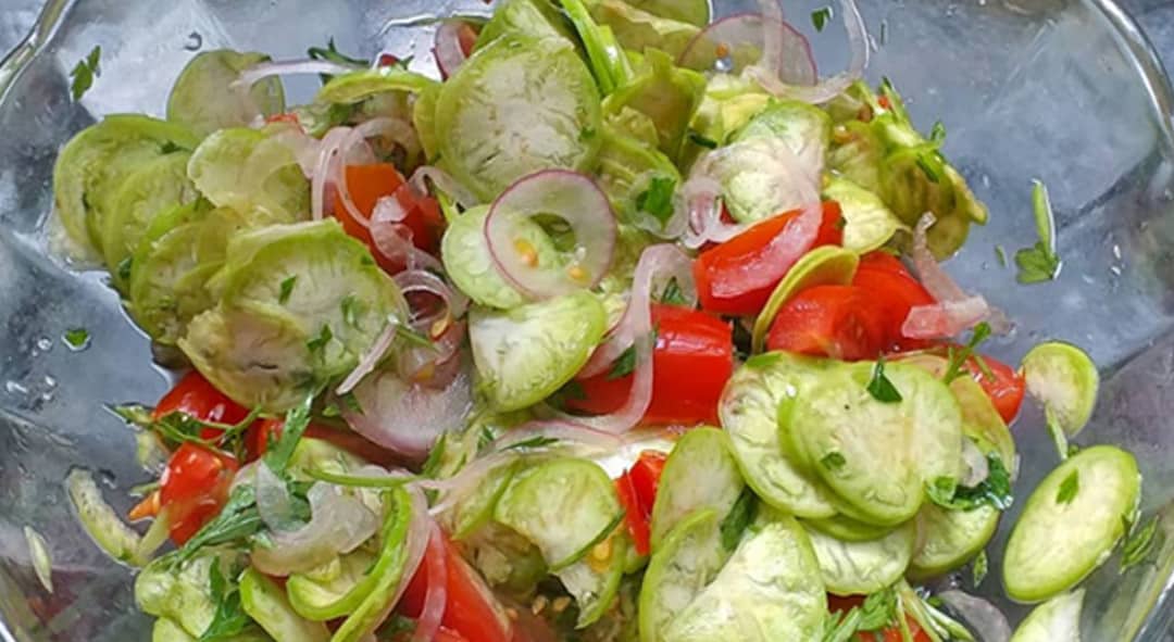 salada de jiló simples com tomate e cebola
