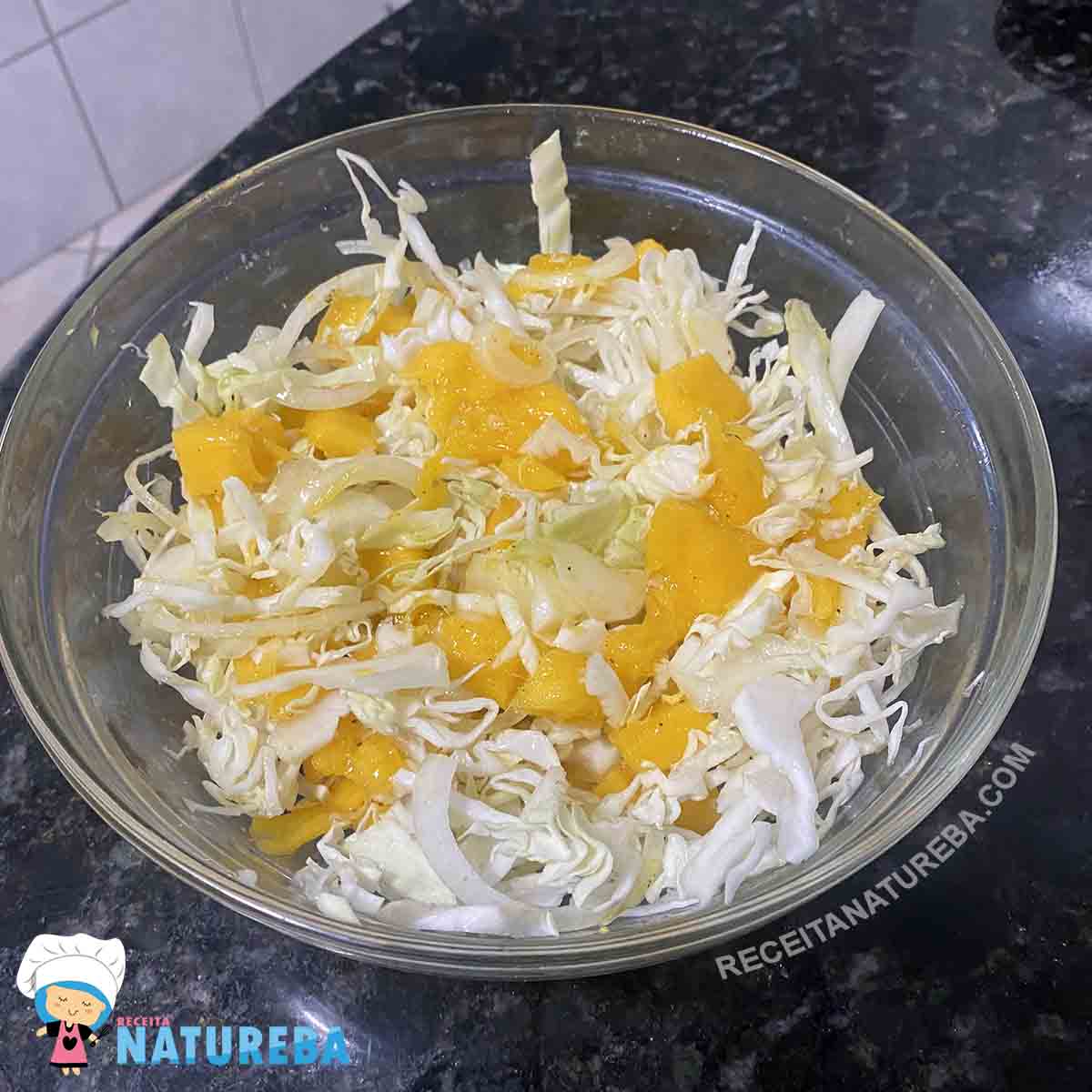 salada de repolho com manga pronta