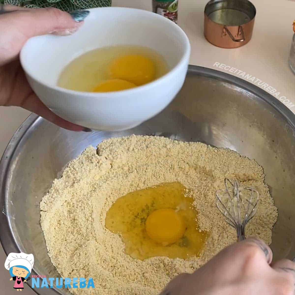 juntando os ovos com a mistura de ingredientes secos