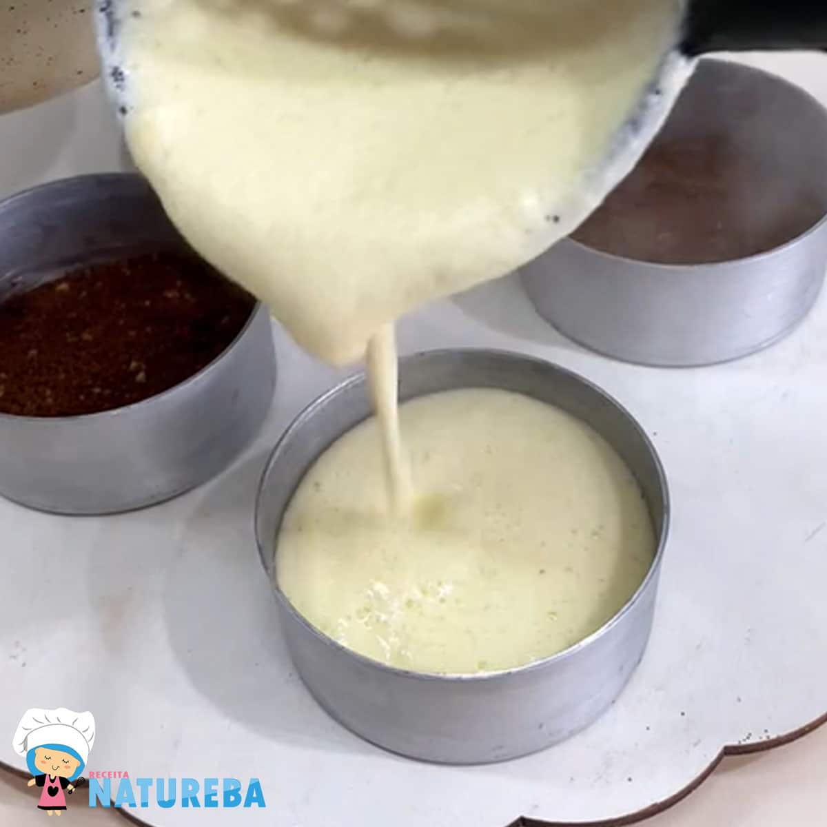 distribuindo o creme da panela nas forminhas