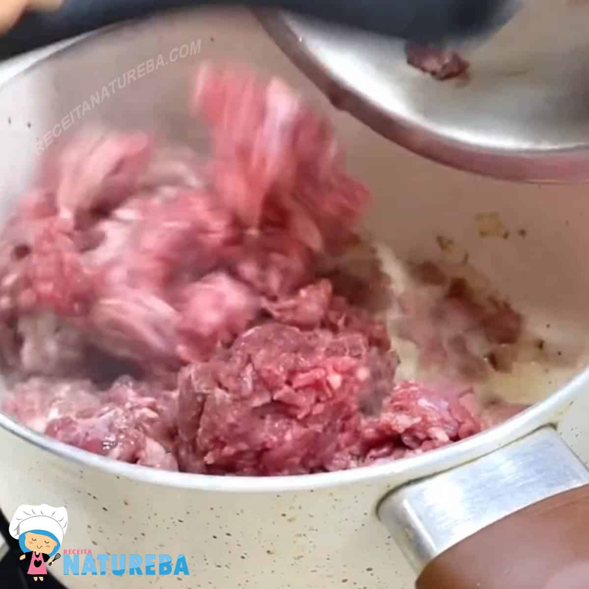 refogando a cebola, a calabresa e a carne moida