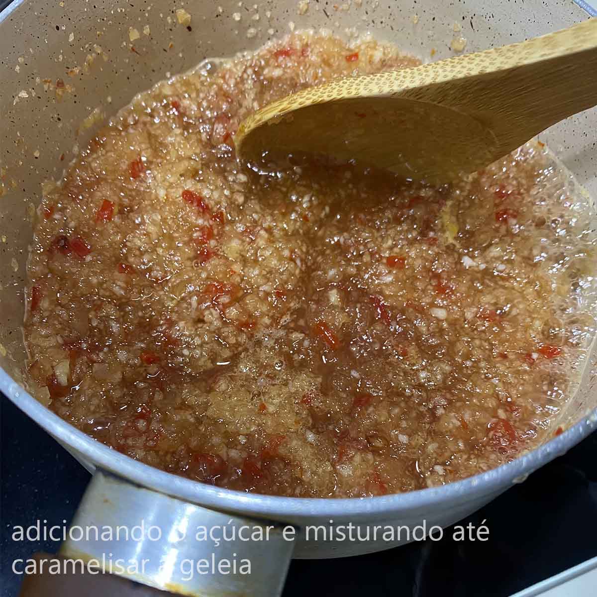 adicionando o açúcar e misturando até caramelizar a geleia