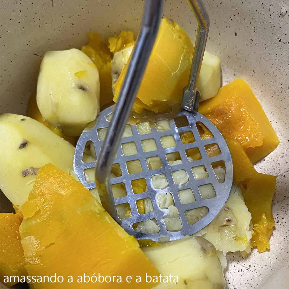 amassando a abóbora e a batata