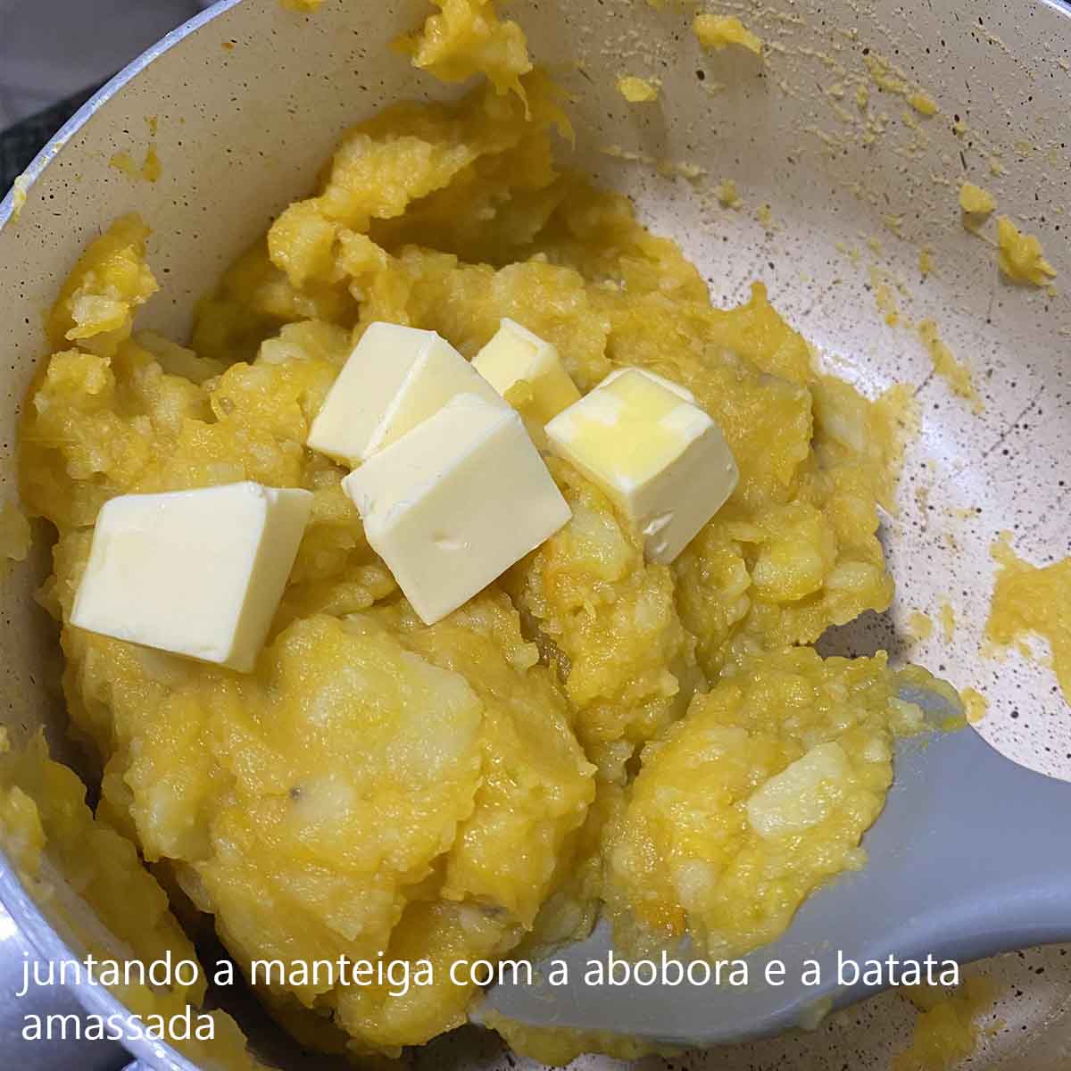 juntando a manteiga com a abobora e a batata amassad