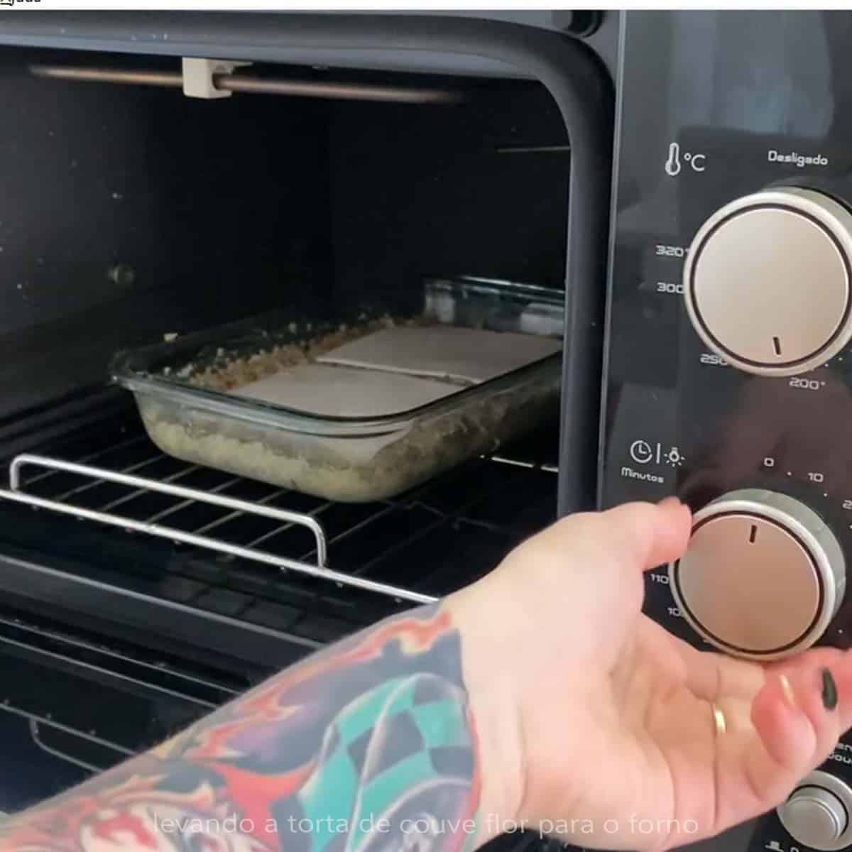 levando a torta de couve flor para o forno