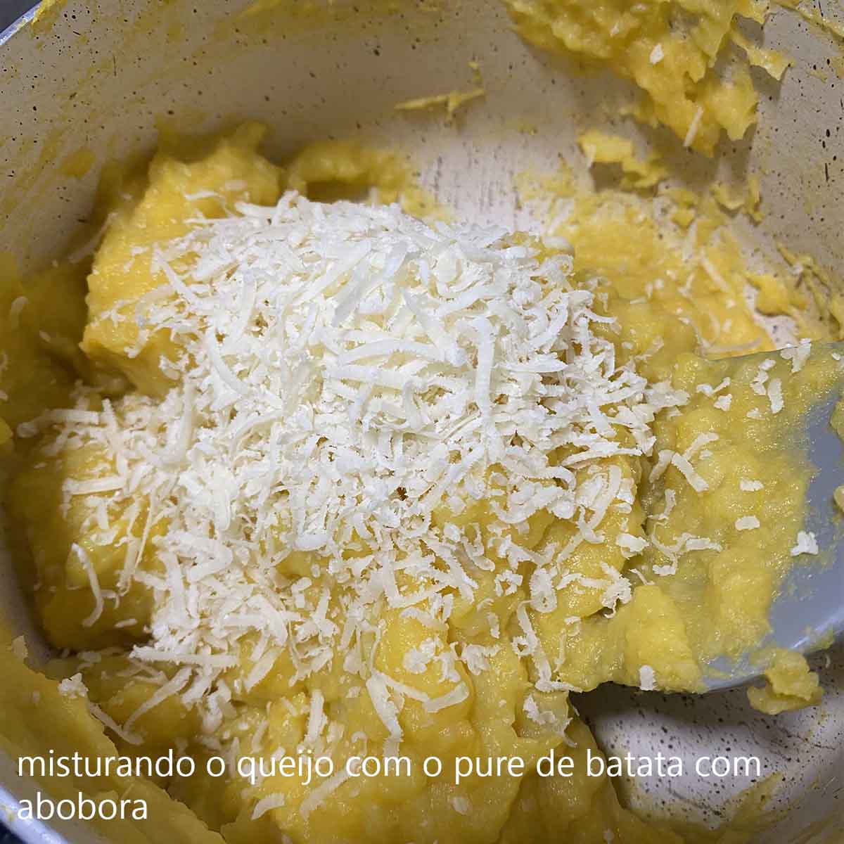 misturando o queijo com o pure de batata com abobora