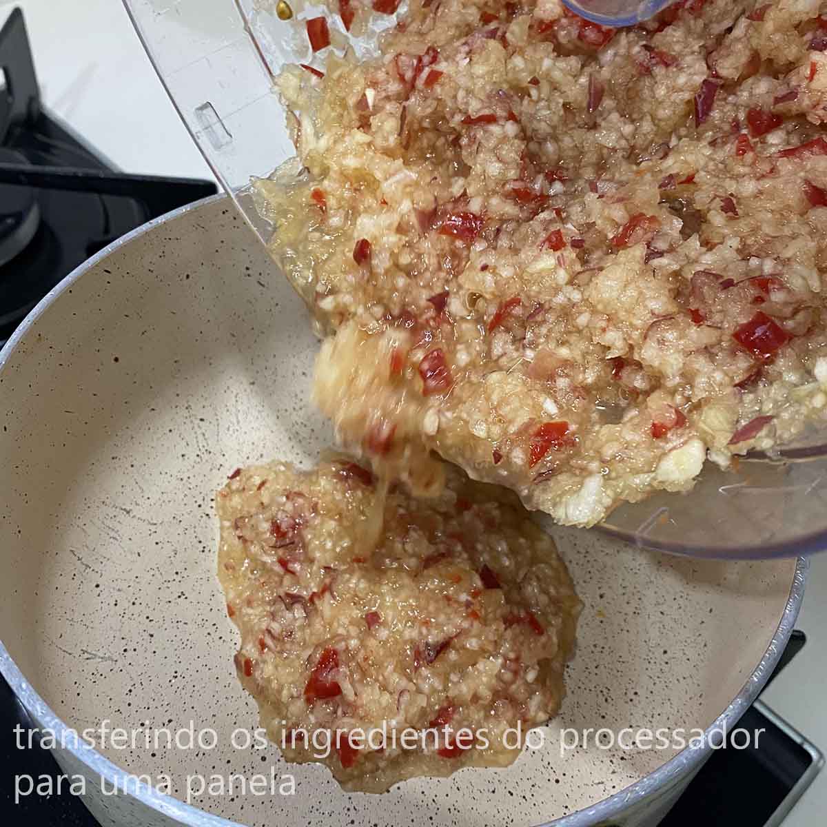 transferindo os ingredientes do processador para uma panela