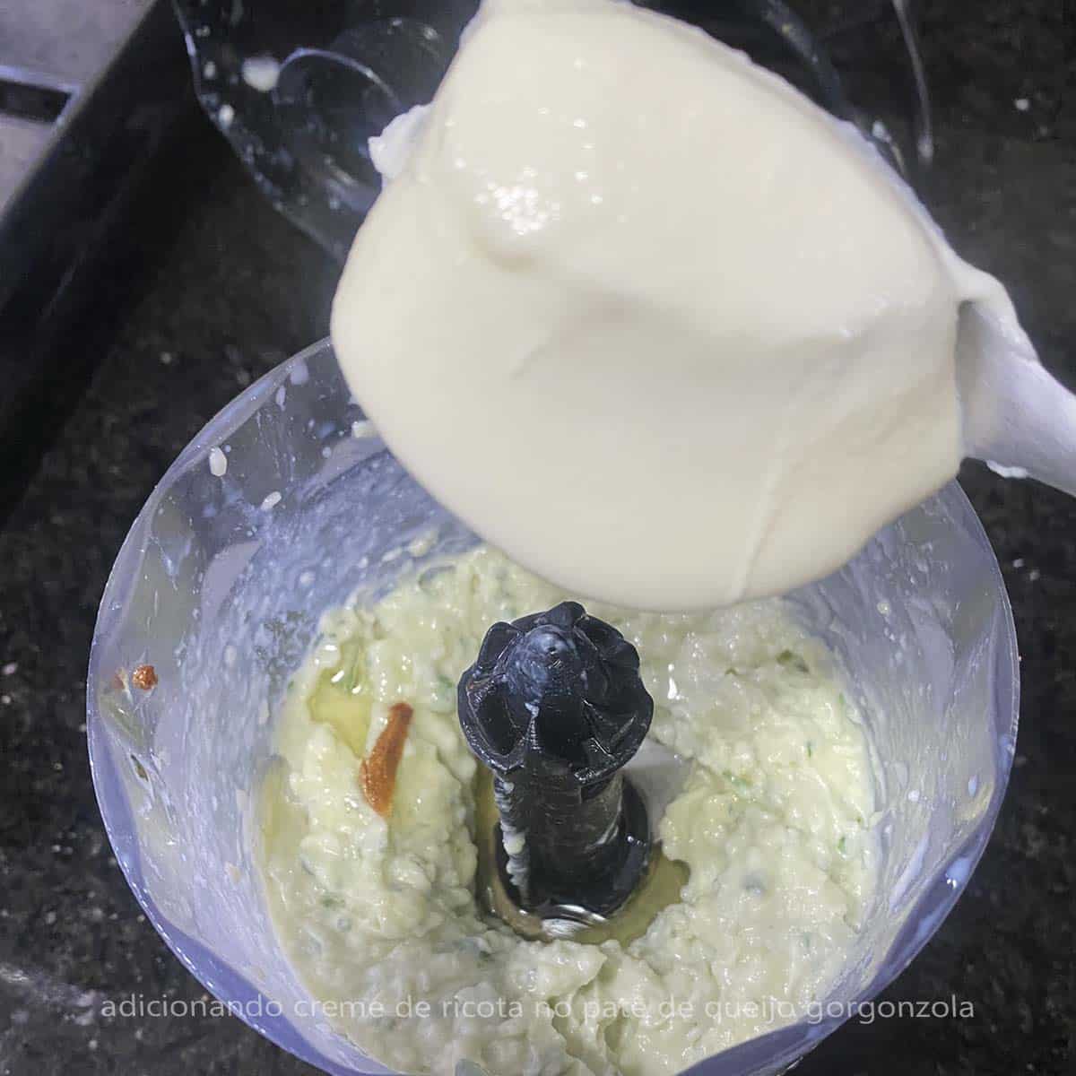 adicionando creme de ricota no patê de queijo gorgonzola